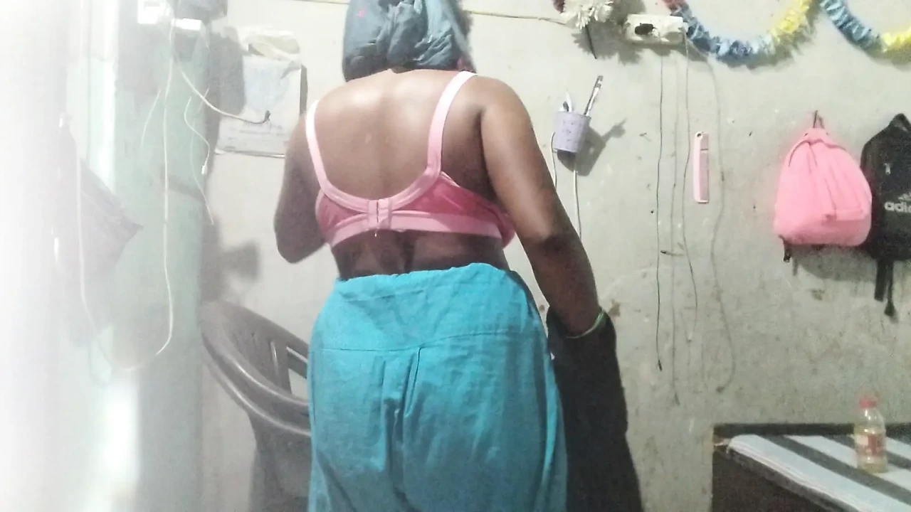Bhabi ne ungli leke aapni choot ka pani nikala