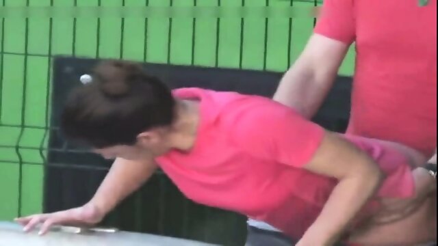 Des Couples Exhibitionnistes Sont Surpris En Train De Baiser En Public Par Une Camera De Voyeur