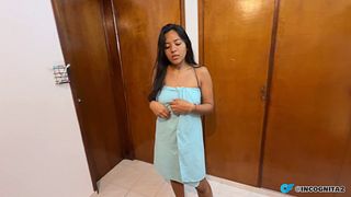 morena latina coquetea con su masajista y este la folla hasta correrse