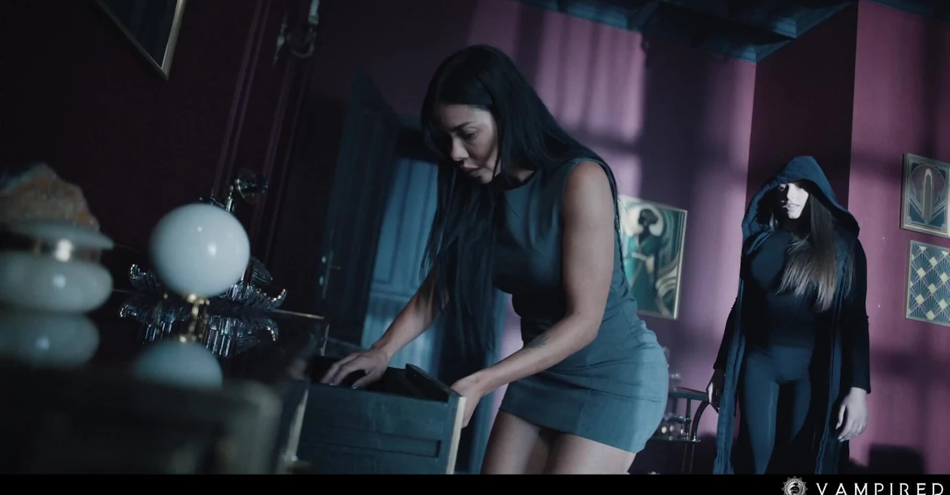 Vampire Lesbian Dominaton - Shelena Mesmerizes Canela Skin