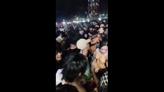 Nonton Konser Telanjang