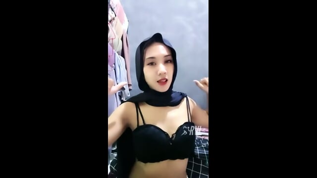 Dedek Hijab Manis Toge Joget Lepas Bra