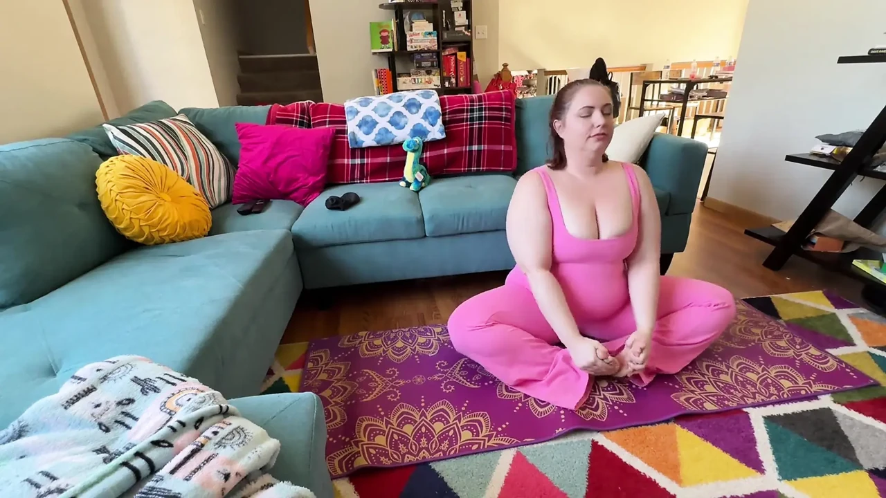 Bww MILF Kinky Katie Masturbates During Yoga - JOI