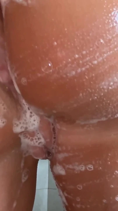 jerking off in dorm bathroom blonde wet pussy- Kymozzie | Clip 1