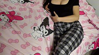 Hermanastra se cambia en frente de mí  me excita y terminamos follando de perrito
