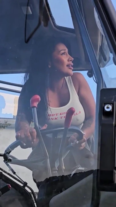 Colombian tourist fucks Italian farmer on a tractor - Mariana Martix & Luca Peracchi | Clip 1