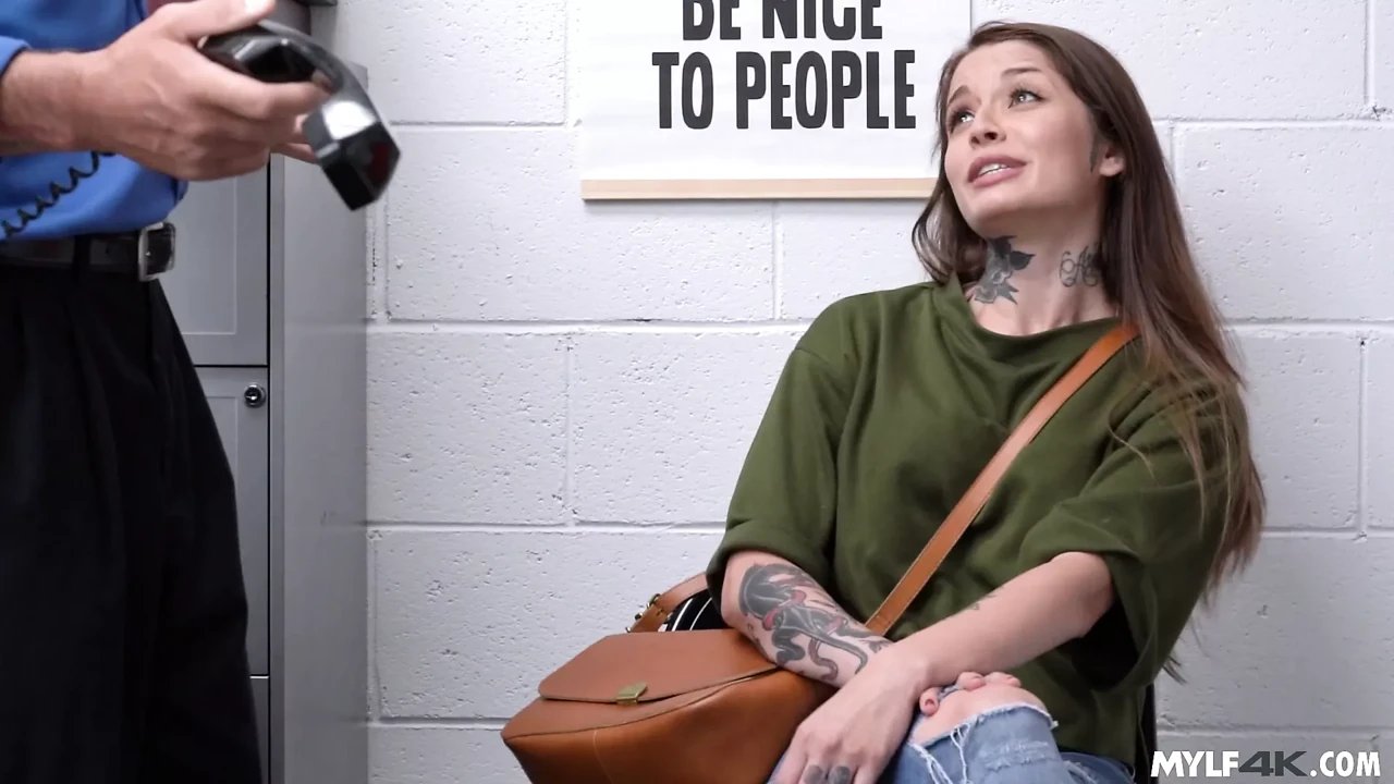 Shoplifter Vanessa Vega fucks her way out of trouble