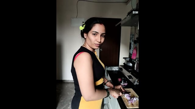 DESI BHABHI IN SAREE SEXY - Nipplestock Man