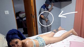 Recebi o técnico da TV a cabo sem calcinha e dei buceta pra ele sem preservativo!
