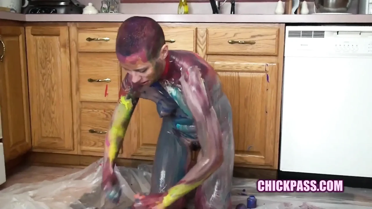 Bald chick Shelly paints her naked body
