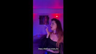 Renata Fox smokes sexually