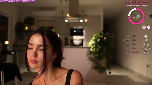 Eine SchÃ¼chterne Gepiercte Camgirl Wird Geil Durch Freche ZuschauerwÃ¼nsche Und Reizt Dabei Ihren Engen Anus In Sinnlicher Stimmung