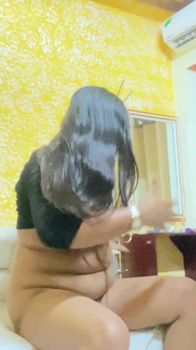 We went to the hotel while wearing a sari and fucked each other. When Devor came to fuck my pussy, his cum came out, sorry! | Clip 1