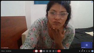 Mi esposa hace una entrevista por el zoom y por error deja la camara encendida mientras se masturba