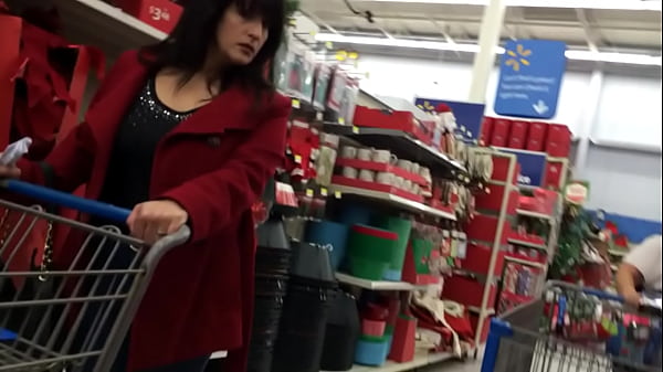 #1 Candid mom shopping