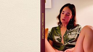 CHEEKYMZ MASTURBATES TO STEAMY EROTICA