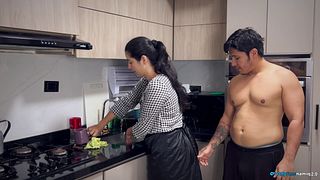 el jefe nervioso porque la mujer esta cerca