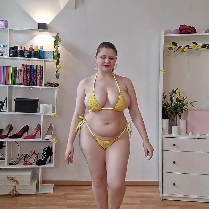 Model Loses Bikini on Catwalk Embarrassed Running Away