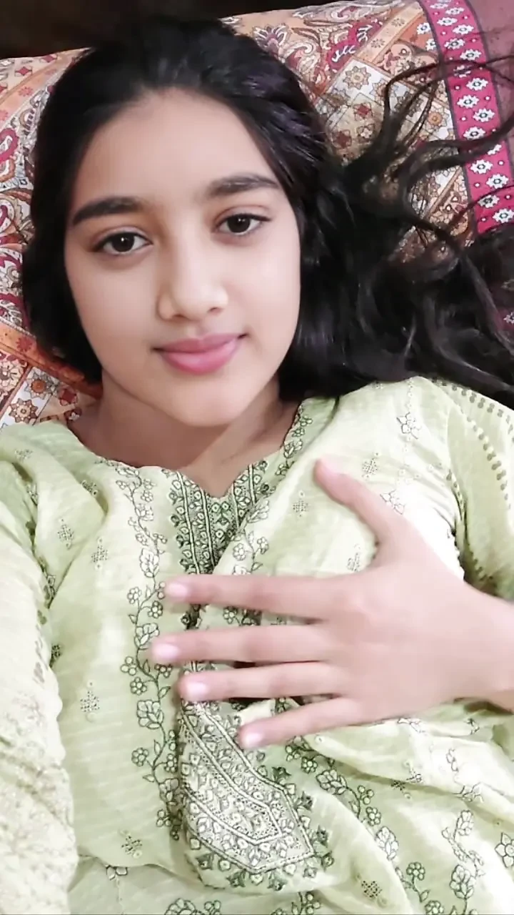 Desi village girl fuck horny pussy by fingering and showing boobs and play with fingering video