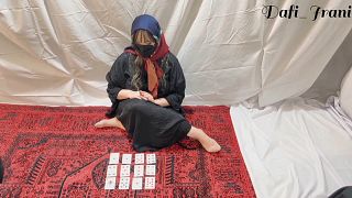 زن شوهردار سکسی بخاطر مشکلش با شوهرش میره پیش فالگیر، ممه هاشو میماله و میگه اگه میخوای مشکلت حل کنم...سکس داستانی Sexy Hijabi Milf