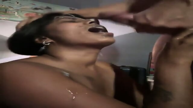 Raat Mein Bhai Ne Behan Ke Munh Mein Dala Lund