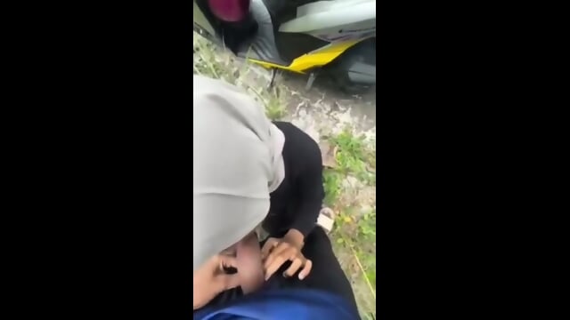 Indonesia nyepong pacar di jalan