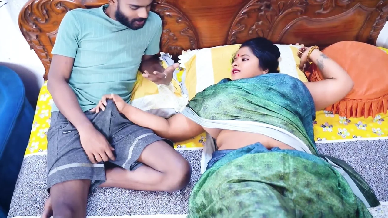 Sauteli maa ka pair dabate dabate chod diya