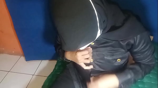 Indonesia Horny female security guard masturbates until she squirtsJago jilmek - Satpam wanita sange colmek sampai muncrat