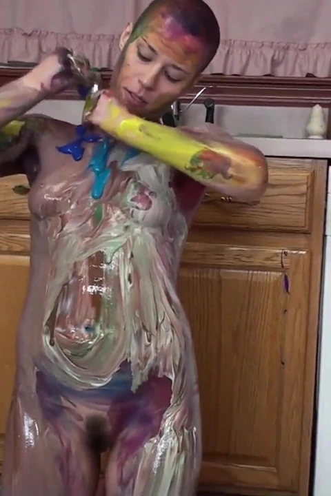 Bald chick Shelly paints her naked body