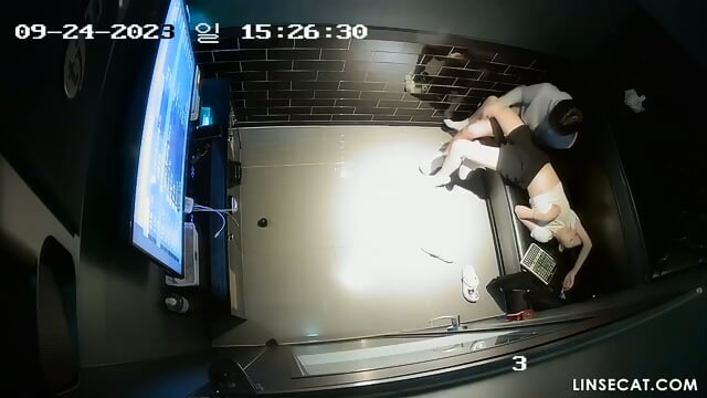 노래방에서 대놓고 자지빠는 미친 커플