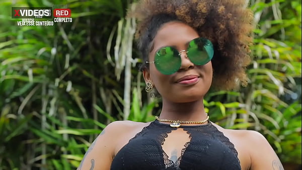 DANÇANDO FUNK BEM PUTA COM O SHORTINHO ENFIADO