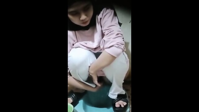 Ngintip Cewek Jilbab Cantik Lagi Pipis Di WC Umum
