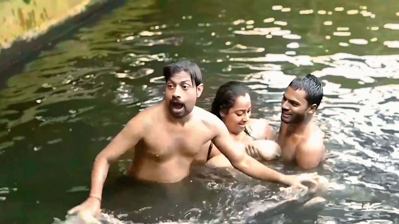 2 bhaiyo ne mil kar nadi ke bich me sauteli maa ko choda