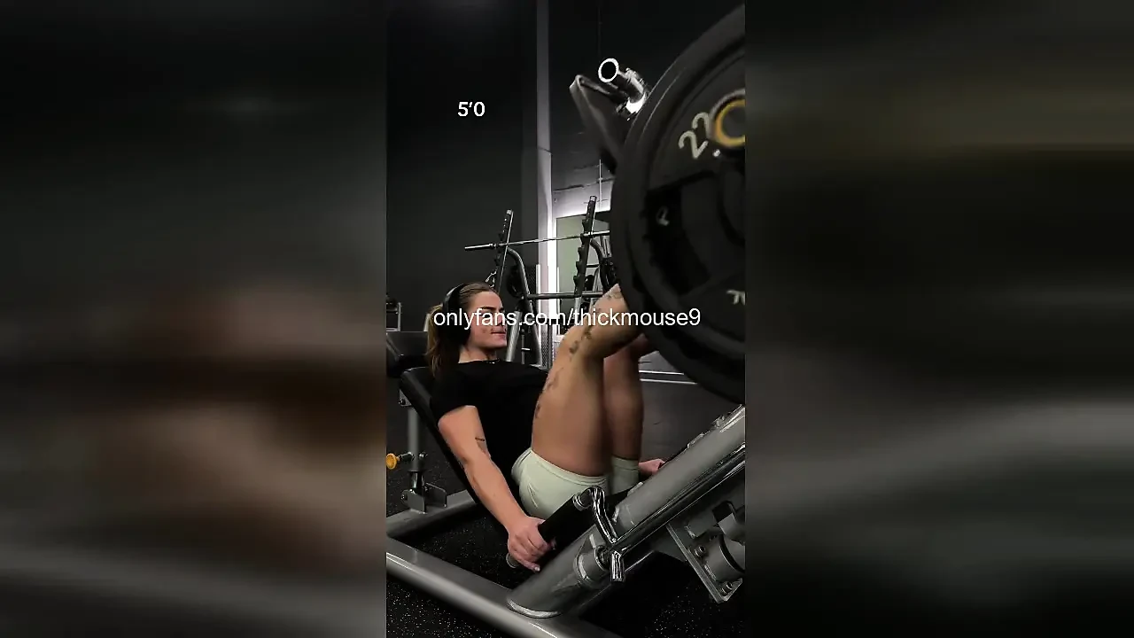 18-Year-Old Gym Girl Accidentally Flashes Tight Pussy During Live Stream