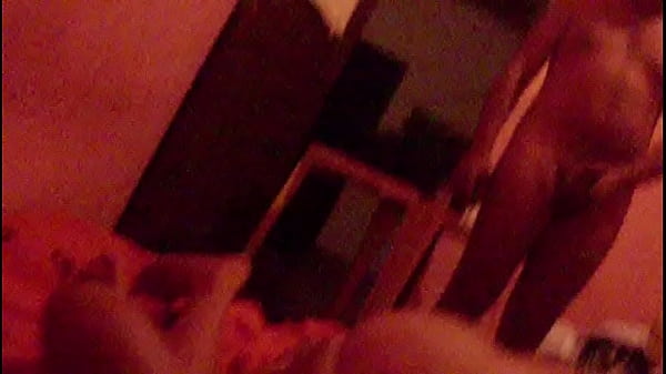 eles asistindo elas se pegando.AVI