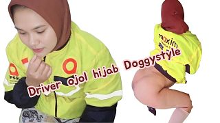 Driver ojol cewek cantik berhijab layani penumpang di kosan